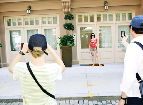 Du khách chụp ảnh lưu niệm tại nhà ông Dominique Strauss-Kahn.